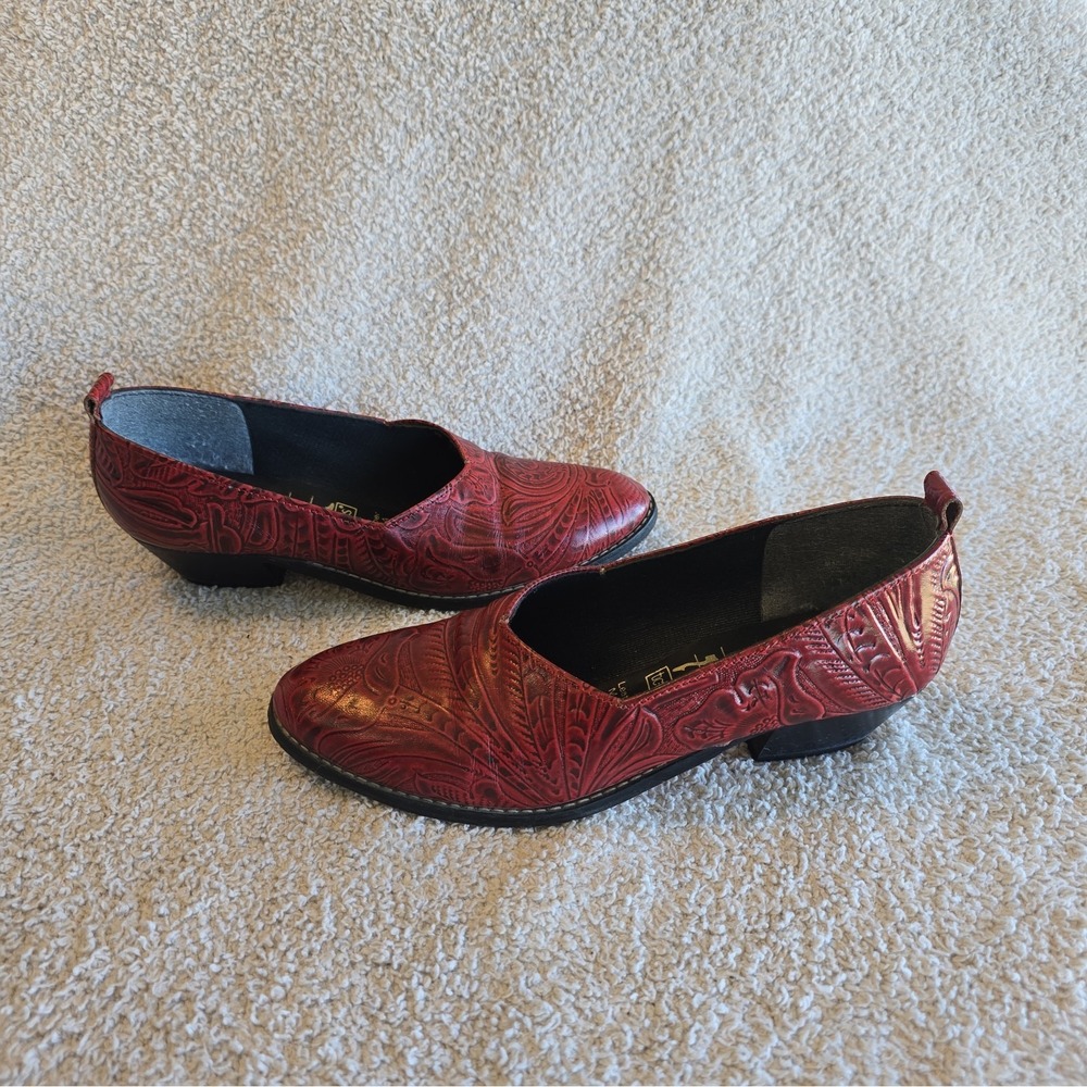 Vtg Tic-Tac-Toes Red Floral Tooled Leather Western Pumps Shoes USA Made Size 7